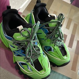 Balenciaga green sneakers used once .looks great size 36 very cool